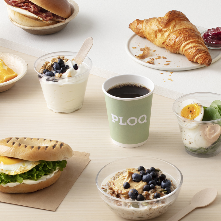 kaffe, ploq kopp,äggbagel, gröt med blåbär och mjölk, ägg på salladsbädd med kaviar, crossiant, yoghurt med blåbär och musli