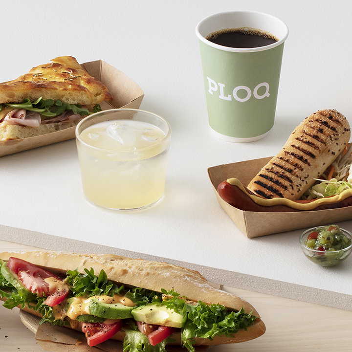 avokado baugette, juice, korv med bröd, kaffe, ploq kopp, focaccia