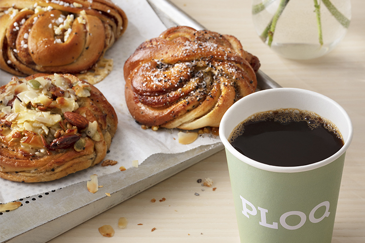 kanelbullar, kardemummabullar, kaffe och ploq kopp