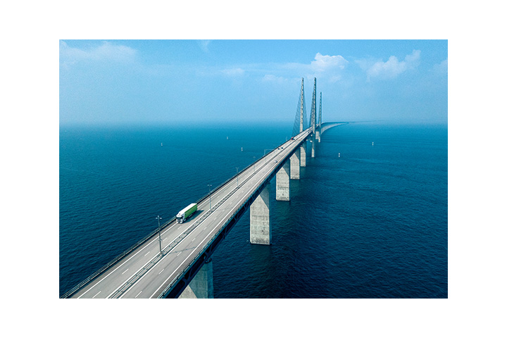 Tyngre transport som kjører over Öresund broen med bomløsning fra Shell