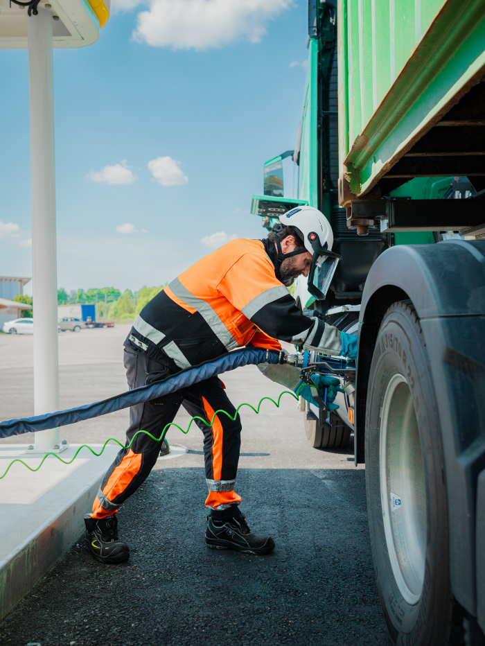 Man refuelling LBG truck