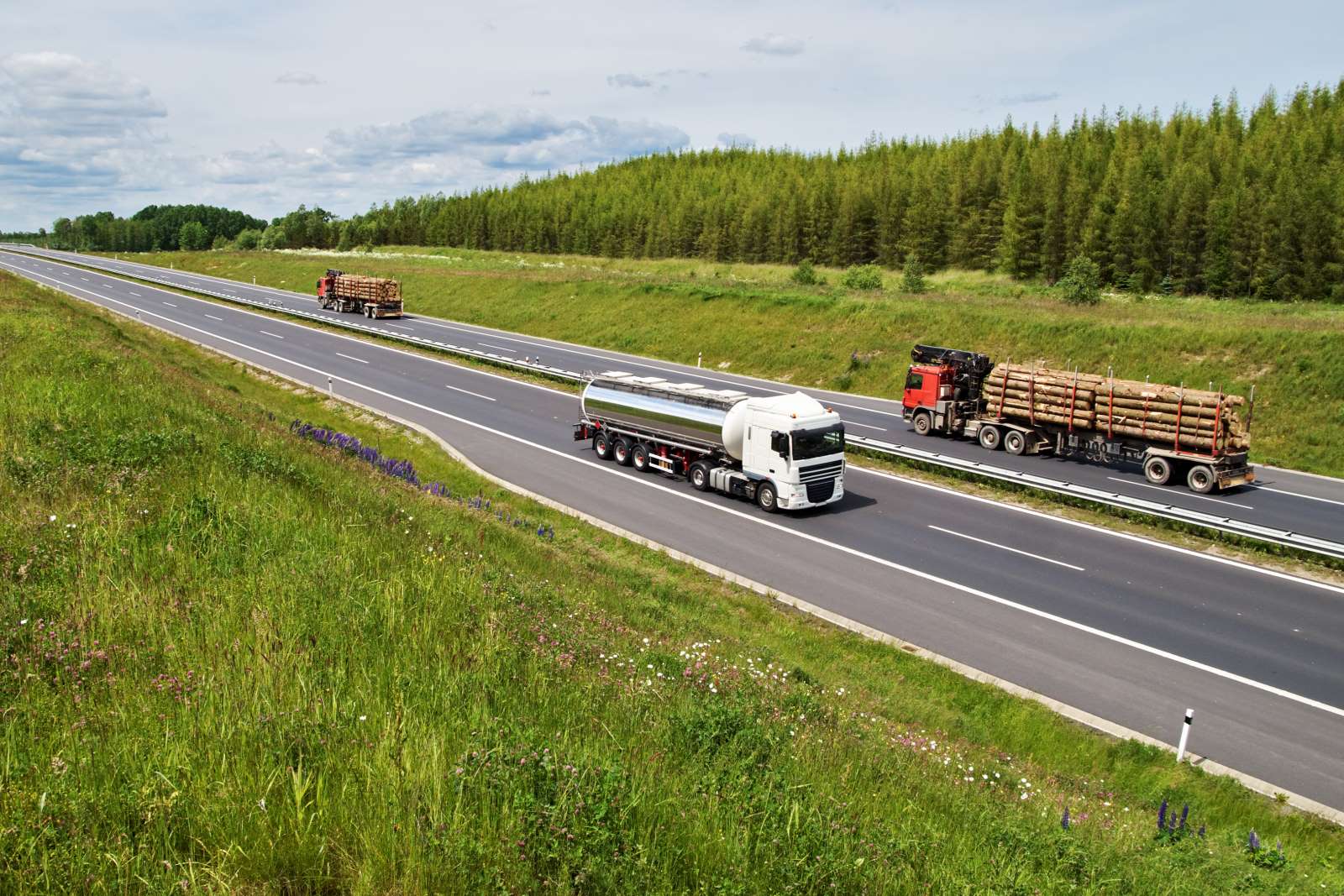 Tankbil på vei leverer drivstoff